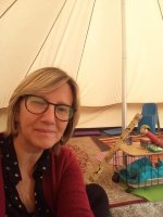 Marie sous son tipi.